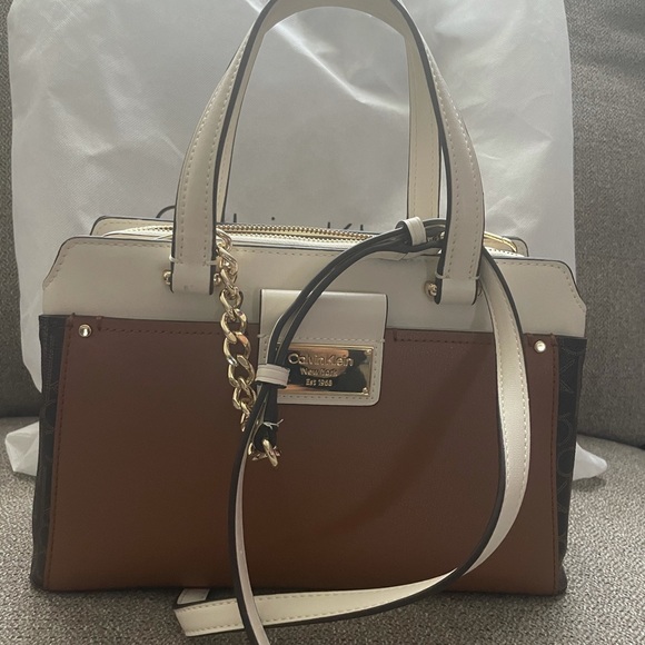 NWOT Calvin Klein Signature Crossbody Shoulder Bag - Picture 1 of 15